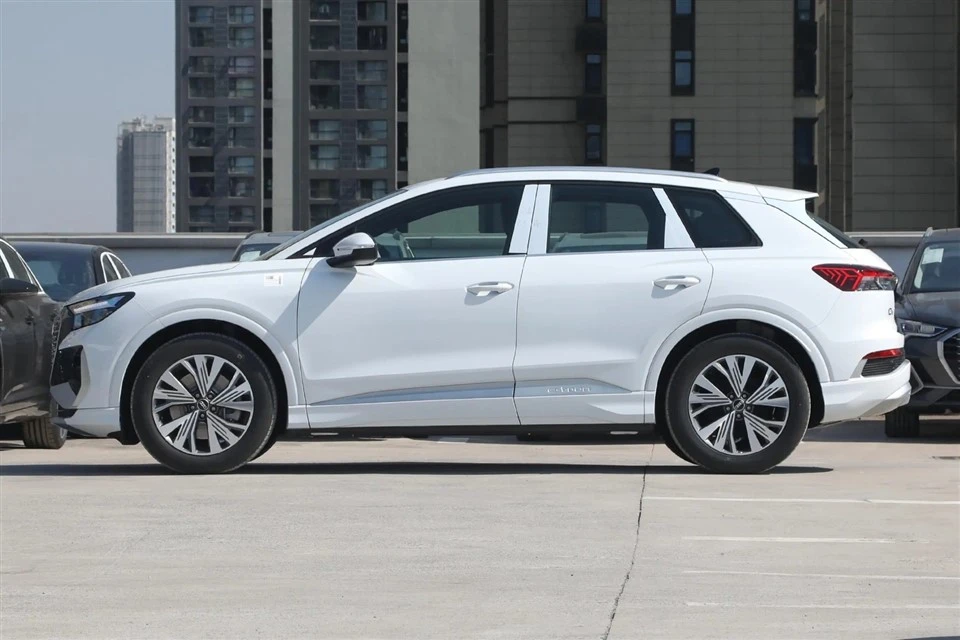 AUDI Q4-e Tron